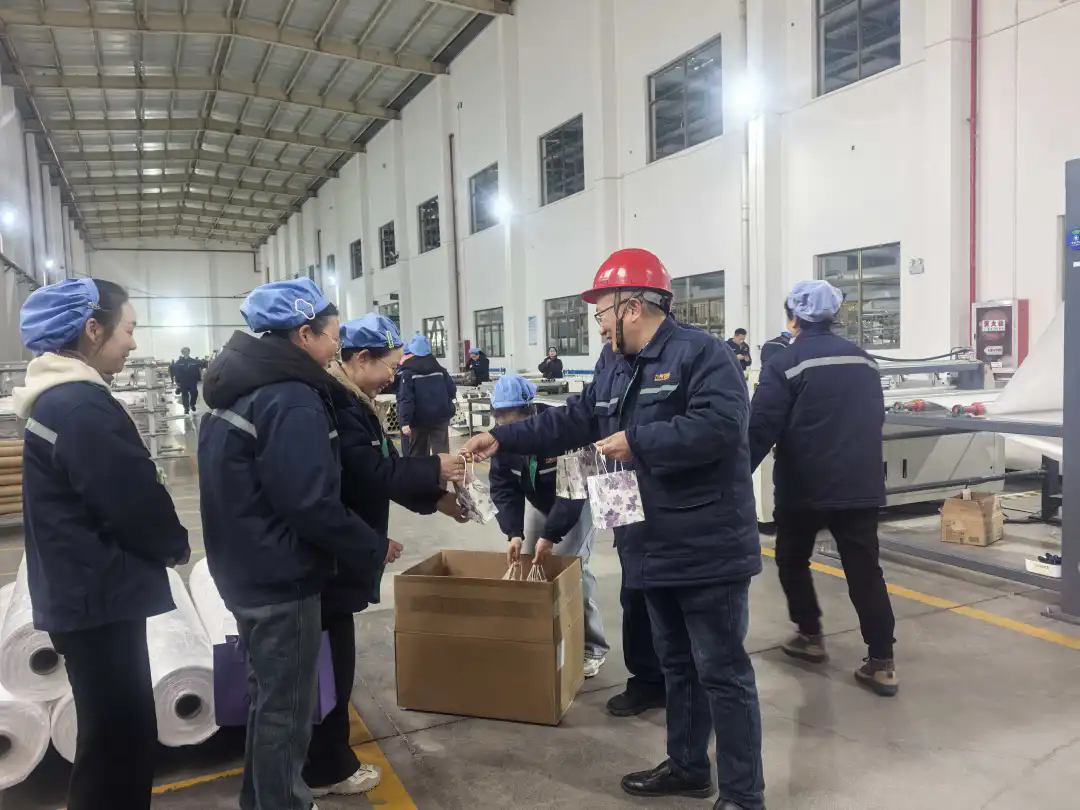 XINGI TECH Trade Union Brings Holiday Gifts to Female Employees on International Women’s Day
